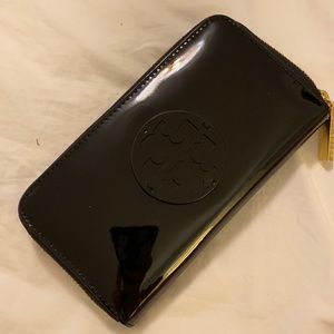 Tory Burch Continental Wallet. Patent leather.